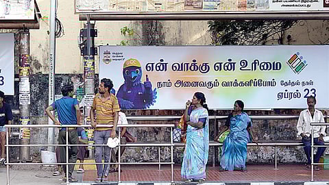 சென்னை மாவட்டத்தில் உள்ள 1000 பேருந்து நிறுத்த நிழற்குடைகளில் ‘நம்ம தங்கா’ எனும் காகம் சின்னத்தை மையப்படுத்தி தேர்தல் விழிப்புணர்வு வாசகங்கள் காட்சிப்படுத்தப்பட்டுள்ளன. அதன்படி ராயபுரம் சட்டப்பேரவை தொகுதிக்கு உட்பட்ட மூலக்கொத்தளம் பேருந்து நிறுத்தத்தில் வைக்கப்பட்டுள்ள விளம்பரப் பதாகை.