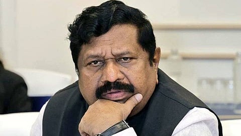 சேப்பாக்கம்-திருவல்லிக்கேணியில் பதற்றமாக அறிவித்ததை சாதாரண வாக்குச்சாவடிகளாக மாற்றுவதா? - அதிகாரிகள் மீது நடவடிக்கை எடுக்க அதிமுக வலியுறுத்தல்