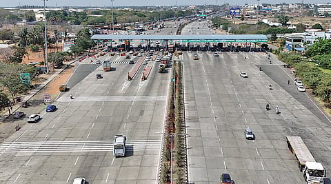 கோவை மாவட்டம் அவிநாசி சாலை கணியூரில் இயங்கி வரும் சுங்கச்சாவடி.