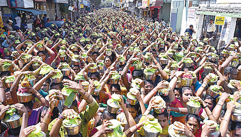 திருவல்லிக்கேணி 8-ம் படை வீடு திருமுருகனுக்கு 41-வது ஆண்டு பங்குனி உத்திரப் பெருவிழா நேற்று விமரிசையாக நடைபெற்றது. விழாவில் ஆயிரக்கணக்கான பெண்கள் பால்குடம் எடுத்து வந்தனர். | படம்: எல்.சீனிவாசன் |