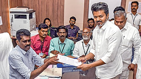 திருச்சி பாலக்கரை மாநகராட்சி 2-வது மண்டல குழு அலுவலகத்தில் தேர்தல் நடத்தும் அலுவலர் முத்து முருகேசபாண்டியிடம் நேற்று வேட்பு மனு தாக்கல் செய்த தவெக தலைவர் விஜய். படம்: ர.செல்வமுத்துகுமார்