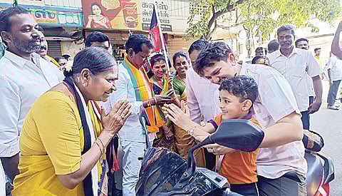 சூளைமேடு பிரதான சாலையில் பிரச்சாரத்தில் ஈடுபட்ட அதிமுக முன்னாள் அமைச்சர் வளர்மதி.