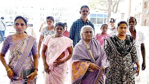 சாத்தான்குளம் ஜெயராஜ், பென்னிக்ஸ் இரட்டைக் கொலை வழக்கில் மதுரை நீதிமன்றத்துக்கு வந்த குடும்பத்தினர். | படம்: நா.தங்கரத்தினம் |