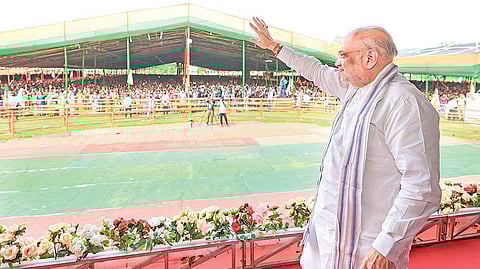 அசாம் சட்டப்பேரவை தேர்தலை முன்னிட்டு அம்மாநிலத்தின் கோல்பாரா நகரில் நேற்று நடைபெற்ற பொதுக் கூட்டத்தில் மத்திய அமைச்சர் அமித் ஷா பங்கேற்றார். பாஜக வேட்பாளர்களுக்கு அவர் ஆதரவு திரட்டினார். படம்: பிடிஐ