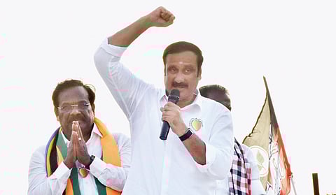 திருப்போரூர் தொகுதியில் பாமக வேட்பாளர் கே.பாலுவை ஆதரித்து பிரச்சாரம் செய்யும் அன்புமணி.