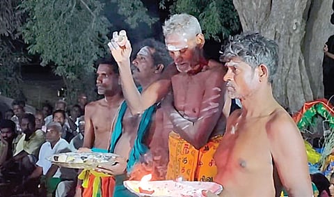 திருவெண்ணெய்நல்லூர் அடுத்த ஒட்டனந்தல் கிராமத்தில் முருகன் கோயில் வேலில் படைக்கப்பட்ட எலுமிச்சம் பழம் ஏலம் விடும் நிகழ்ச்சி நடைபெற்றது.