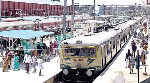 சென்னை எழும்பூர் ரயில் நிலையத்தின் 10, 11-வது நடைமேடையில் வழக்கம்போல வந்து செல்லும் புறநகர் மின்சார ரயில்கள். | படம்: எல்.சீனிவாசன் |