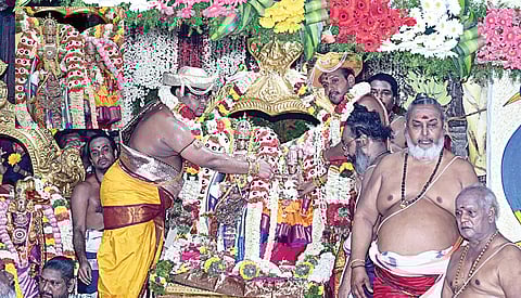 மதுரை திருப்பரங்குன்றம் சுப்பிரமணிய சுவாமி கோயில் பங்குனித் திருவிழாவின் 12-ம் நாளான நேற்று திருக்கல்யாணம் நடைபெற்றது. இதில் மீனாட்சி அம்மன் பிரியாவிடை சுந்தரேசுவரர் பங்கேற்றனர். (உள்படம்) திருக்கல்யாண அலங்காரத்தில் சுப்பிரமணிய சுவாமி தெய்வானை அம்மன் அருள்பாலித்தனர்.