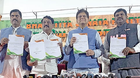 திமுக அரசை கண்டித்து வெள்ளை அறிக்கையை பாஜக மத்திய அமைச்சர் பியூஸ் கோயல், மாநில தலைவர் நயினார் நாகேந்திரன், மேலிட பொறுப்பாளர்கள் சுதாகர் ரெட்டி, அரவிந்த் மேனன், தேசிய செய்தித் தொடர்பாளர் கோபால கிருஷ்ணன் அகர்வால், தமிழக பாஜக வல்லுநர்கள் பிரிவு மாநில அமைப்பாளர் சுந்தரராமன் ஆகியோர் சென்னை கமலாலயத்தில் நேற்று வெளியிட்டனர். படம்: எல்.சீனிவாசன்