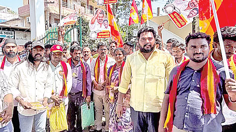 நிர்வாகிகள், தொண்டர்களுடன் சென்று வாக்கு சேகரிப்பில் ஈடுபட்ட தவெக வேட்பாளர் ஜி.பாலமுருகன்.