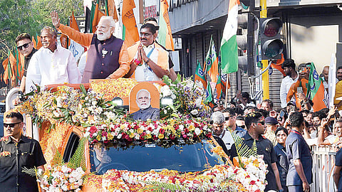 புதுச்சேரியில் நேற்று நடைபெற்ற ‘ரோடு ஷோ’வில் பங்கேற்ற பிரதமர் நரேந்திர மோடி, சாலையில் கூடியிருந்த பொதுமக்களைப் பார்த்து உற்சாகத்துடன் கையசைத்தார். உடன் முதல்வர் என்.ரங்கசாமி, உள்துறை அமைச்சர் நமச்சிவாயம் உள்ளிட்டோர். | படங்கள்: எம்.சாம்ராஜ் |