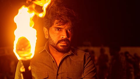 லீடர்: விமர்சனம் - லெஜெண்ட் சரவணனின் ‘மாஸ்’ முயற்சி எப்படி?