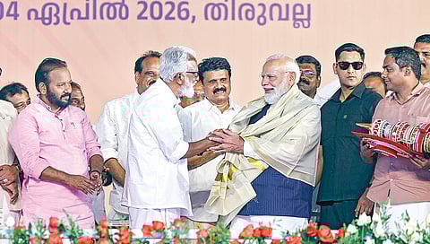 கேரளாவின் திருவல்லா நகரில் நேற்று பாஜக பிரச்சார கூட்டம் நடைபெற்றது. இதில் பங்கேற்ற பிரதமர் நரேந்திர மோடிக்கு கட்சி நிர்வாகிகள் சால்வை அணிவித்து உற்சாக வரவேற்பு அளித்தனர். படம்: பிடிஐ