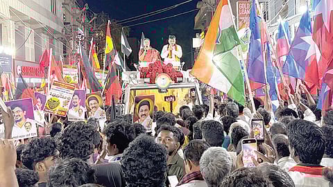 தேமுதிக வேட்பாளர் அனகை முருகேசனை ஆதரித்து பல்லாவரத்தில் பிரேமலதா விஜயகாந்த் பிரச்சாரம் செய்தபோது.