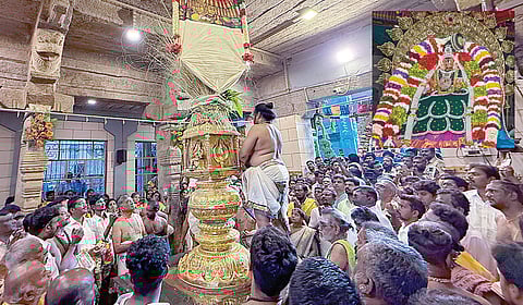 சமயபுரம் மாரியம்மன் கோயில் சித்திரை பெருந்திருவிழாவின் தொடக்கமாக நேற்று நடைபெற்ற கொடியேற்றம். (உள்படம்) சிறப்பு அலங்காரத்தில் சமயபுரம் மாரியம்மன். படங்கள்: ர.செல்வமுத்துகுமார்