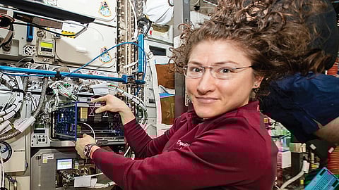 நிலவை நோக்கிச் சென்ற முதல் பெண்! | வட்டத்துக்கு வெளியே