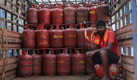 காஸ் சிலிண்டர்கள் கிடைக்காததால் வேலைவாய்ப்பு பாதிப்பு: டெல்லியை விட்டு வெளியேறும் வெளி மாநிலத்தவர்