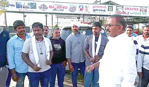 ஈரானில் இருந்து திருநெல்வேலி திரும்பிய மீனவர்களுக்கு வரவேற்பளிக்கப்பட்டது. | படம்: மு.லெட்சுமி அருண் |