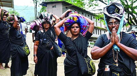 சபரிமலை வழிபாட்டுக்கு எதிரான தீர்ப்பு - மறுஆய்வு மனுவை நாளை விசாரிக்கிறது உச்ச நீதிமன்றம்