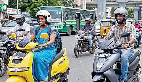 எகிறும் கச்சா எண்ணெய் விலையால் மின் வாகனங்களை வாங்க ஆர்வம் காட்டும் மக்கள்