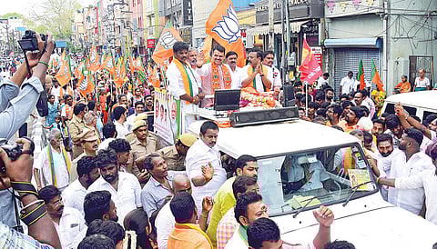 மதுரை தெற்குத் தொகுதியில் பாஜக வேட்பாளர் ராம.சீனிவாசனை ஆதரித்து பிரச்சாரம் செய்த மகராஷ்டிரா மாநில முதல்வர் தேவேந்திர பட்னாவிஸ். | படம்: நா.தங்கரத்தினம் |