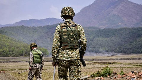 ‘ராக்கெட் வெடிகுண்டு’ தாக்குதலில் 2 குழந்தைகள் உயிரிழப்பு: மணிப்பூரின்
பிஷ்ணுபூரில் ஊரடங்கு அமல்