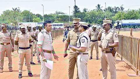 பொதுக்கூட்டம் நடைபெறும் பகுதியில் பாதுகாப்பு ஏற்பாடு குறித்து மாநகர காவல் ஆணையர் தேஷ்முக் உள்ளிட்ட அதிகாரிகள் ஆய்வு செய்தனர். படம்: மு. லெட்சுமி அருண்