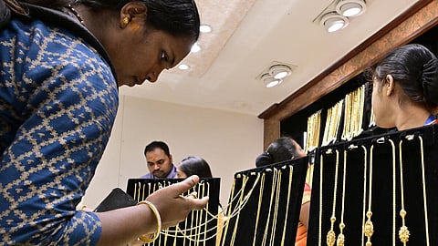 நேற்று மாலை உயர்ந்து, இன்று காலை குறைந்த தங்கம் விலை: சந்தை நிலவரம் என்ன?