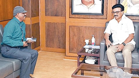 அண்ணா அறிவாலயத்தில் நேர்காணலின் போது முதல்வர் மு.க.ஸ்டாலினுடன் ‘இந்து தமிழ் திசை’ ஆசிரியர் வி.வெங்கடேஸ்வரன்.