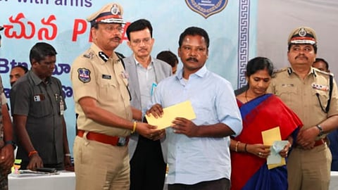 சரண் அடைந்த கொரில்லா பிரிவின் கமாண்டர் பர்ஸா தேவா