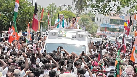 திருமானூரில் நேற்று பிரச்சாரம் மேற்கொண்ட ஜி.கே.வாசன்.