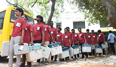 புதுச்சேரி தேர்தல்: வாக்குச்சாவடிகளுக்கு இவிஎம் இயந்திரங்கள் அனுப்பி வைப்பு