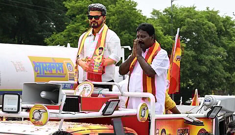 விஜய் சிலையுடன் பிரச்சாரத்தில் ஈடுபட்ட திருவெறும்பூர் தவெக வேட்பாளர் நவல்பட்டு விஜி.