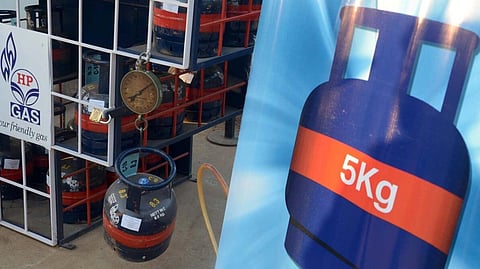 புலம்பெயர் தொழிலாளர்கள் நலனுக்காக 5 கிலோ எல்பிஜி சிலிண்டர் விநியோகம் 2 மடங்காக உயர்வு