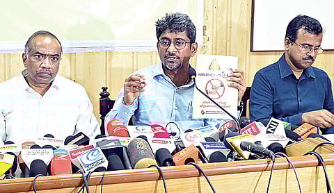 தேர்தல் ஆணையத்தால் வெளியிடப்பட்டுள்ள, ‘எங்கள் வாக்கு விற்பனைக்கு அல்ல’ போஸ்டரை வெளியிட்ட புதுச்சேரி தலைமைத் தேர்தல் அதிகாரி ஜவஹர். உடன் அதிகாரிகள் தில்லை வேல் மற்றும் கந்தசாமி. | படம்: செ. ஞானபிரகாஷ் |