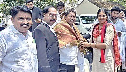 காஞ்சிபுரம் நீதிமன்ற வளாகத்தில் வழக்கறிஞர்களிடம் ஆதரவு திரட்டிய திமுக வேட்பாளர் நித்யா.