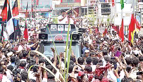 ஆவடி தொகுதியில் திமுக சார்பில் போட்டியிடும் அமைச்சர் சா.மு.நாசரை ஆதரித்து, துணை முதல்வர் உதயநிதி ஸ்டாலின் நேற்று ஆவடி மாநகராட்சி அலுவலகம் அருகே பிரச்சாரத்தில் ஈடுபட்டார்.