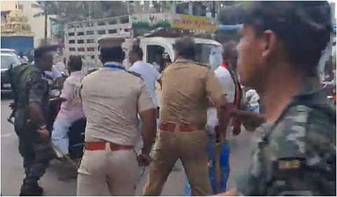 புதுச்சேரியில் காங்கிரஸ் - பாஜக தொண்டர்கள் இடையே மோதல்: தடியடி நடத்தி கலைத்த போலீஸார்