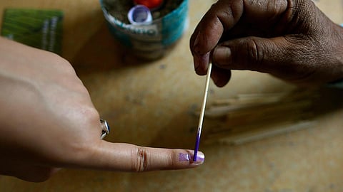 தமிழகத்தில் தேர்தல் நாளான ஏப்.23-ம் தேதி சம்பளத்துடன் விடுமுறை அளிக்காத நிறுவனங்கள் மீது நடவடிக்கை