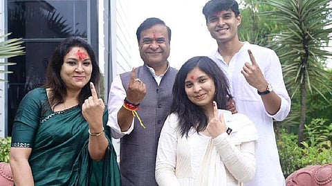 அசாம் முதல்வர் ஹிமந்த குவாஹாட்டியில் வாக்களித்தார்