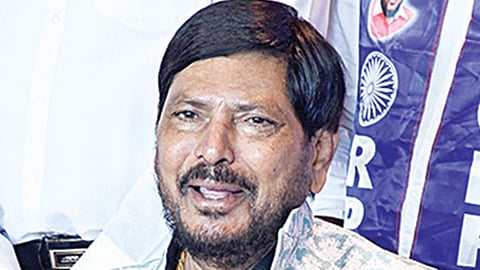 கோவையில் நேற்று செய்தியாளர்களை சந்தித்த மத்திய இணை அமைச்சர் ராம்தாஸ் அத்வாலே.