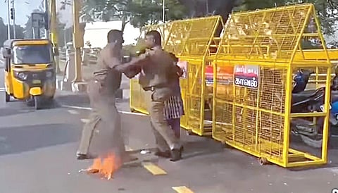 மருத்துவர்களின் தவறான சிகிச்சையால் மகளின் பாதம் அகற்றப்பட்டதாகக் கூறி, அதற்கு நீதி கேட்டு காவலர் கோதண்டபாணி தலைமைச் செயலகம் எதிரே திமுக கொடியை எரித்து போராட்டத்தில் ஈடுபட்டார்.