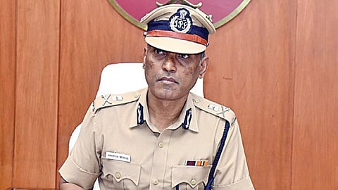 ஆணையராக பதவியேற்ற மோடக்.