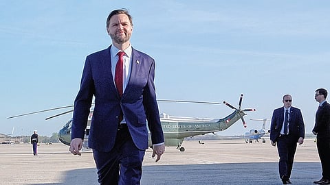 அமெரிக்காவின் மேரிலேண்ட் மாகாணம், பிரின்ஸ் ஜார்ஜ் பகுதியில் உள்ள விமானப்படைத் தளத்தில் இருந்து துணை அதிபர் ஜே.டி.வான்ஸ் நேற்று சிறப்பு விமானத்தில் பாகிஸ்தான் தலைநகர் இஸ்லாமாபாத்துக்கு புறப்பட்டார்.