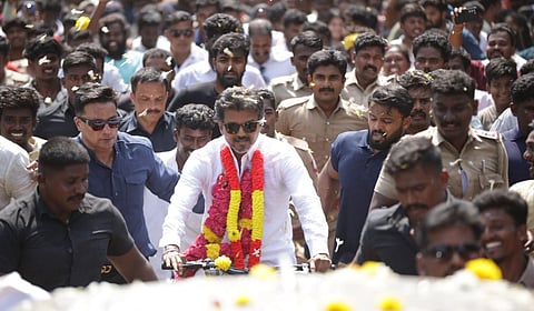 சைக்கிள் ஓட்டிய விஜய், வெறும் கையசைப்பு, தவெகவினர் ஏமாற்றம் - காரைக்குடியில் நடந்தது என்ன?