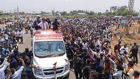 காரைக்குடி பிரச்சாரத்தில் பேசாமல் புறப்பட்டார் விஜய்: தாமதமாக வந்ததால் அனுமதி மறுப்பு