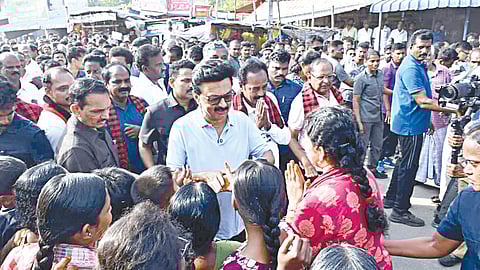 புதுக்கோட்டை மாவட்டம் இலுப்பூரில் நேற்று காலை நடை பயிற்சியின்போது பொதுமக்களிடம் வாக்கு சேகரித்த முதல்வர் மு.க.ஸ்டாலின்.