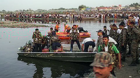 உத்தர பிரதேச மாநிலம் மதுரா மாவட்டத்தில் கேசி படித்துறை அருகே நேற்று பக்தர்களை ஏற்றிச் சென்ற படகு கவிழ்ந்து 10 பேர் பலியான விபத்தில் மீட்பு பணியில் ஈடுபட்ட வீரர்கள்.
