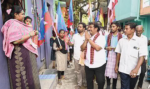 சென்னை ஆர்.கே.நகர் தொகுதி, எழில் நகர் பகுதியில் வாக்கு சேகரித்த திமுக வேட்பாளர் ஜெ.ஜான் எபினேசர்.