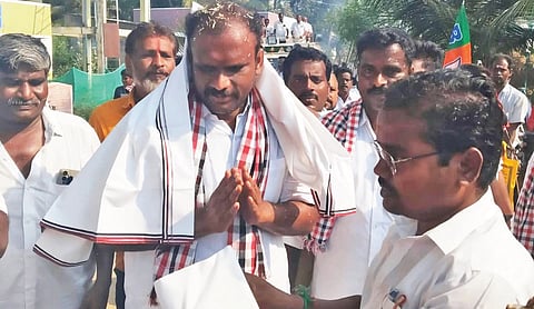 சங்கராபுரம் புதுப்பாலப்பட்டு கிராமத்தில் வாக்கு சேகரிக்கும் அதிமுக வேட்பாளர் ராகேஷ்